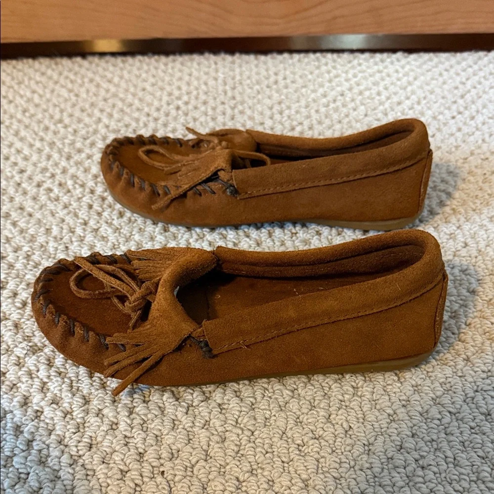 Minnetonka Size 2 Kids Brown Moccasins Slip On Shoes Style 2402